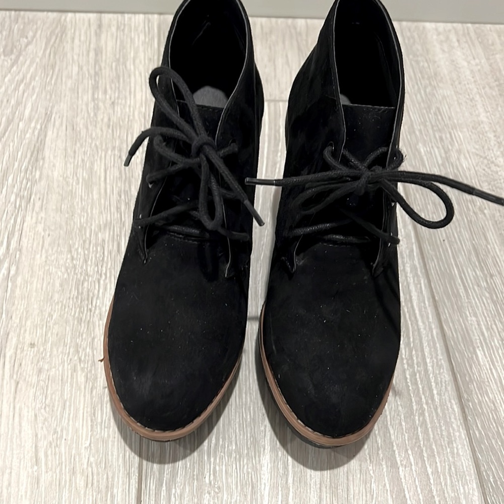 Flat form ankle boots, lace up closure, chunck sole classic style